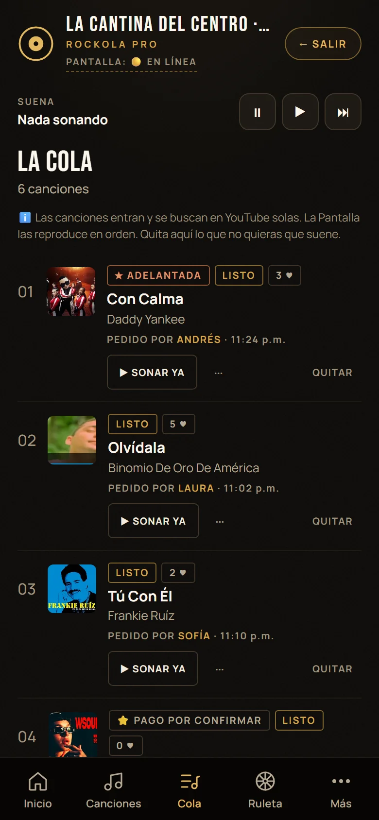 El panel de la barra en un celular, con la cola de canciones y quién pidió cada una.