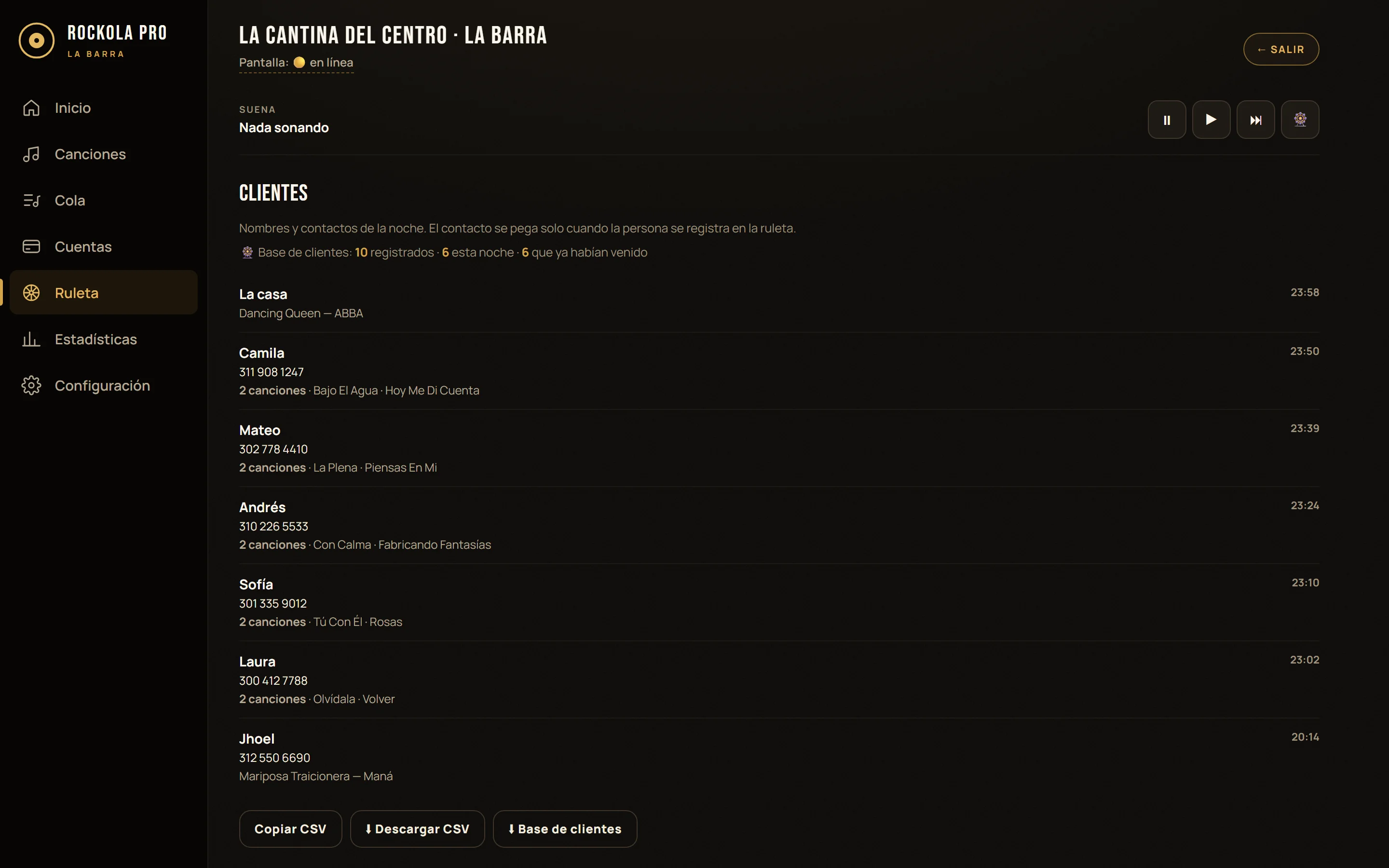 La pantalla de Clientes del panel: nombres, teléfonos, cuántas canciones pidió cada uno y botones para descargar la lista en CSV.
