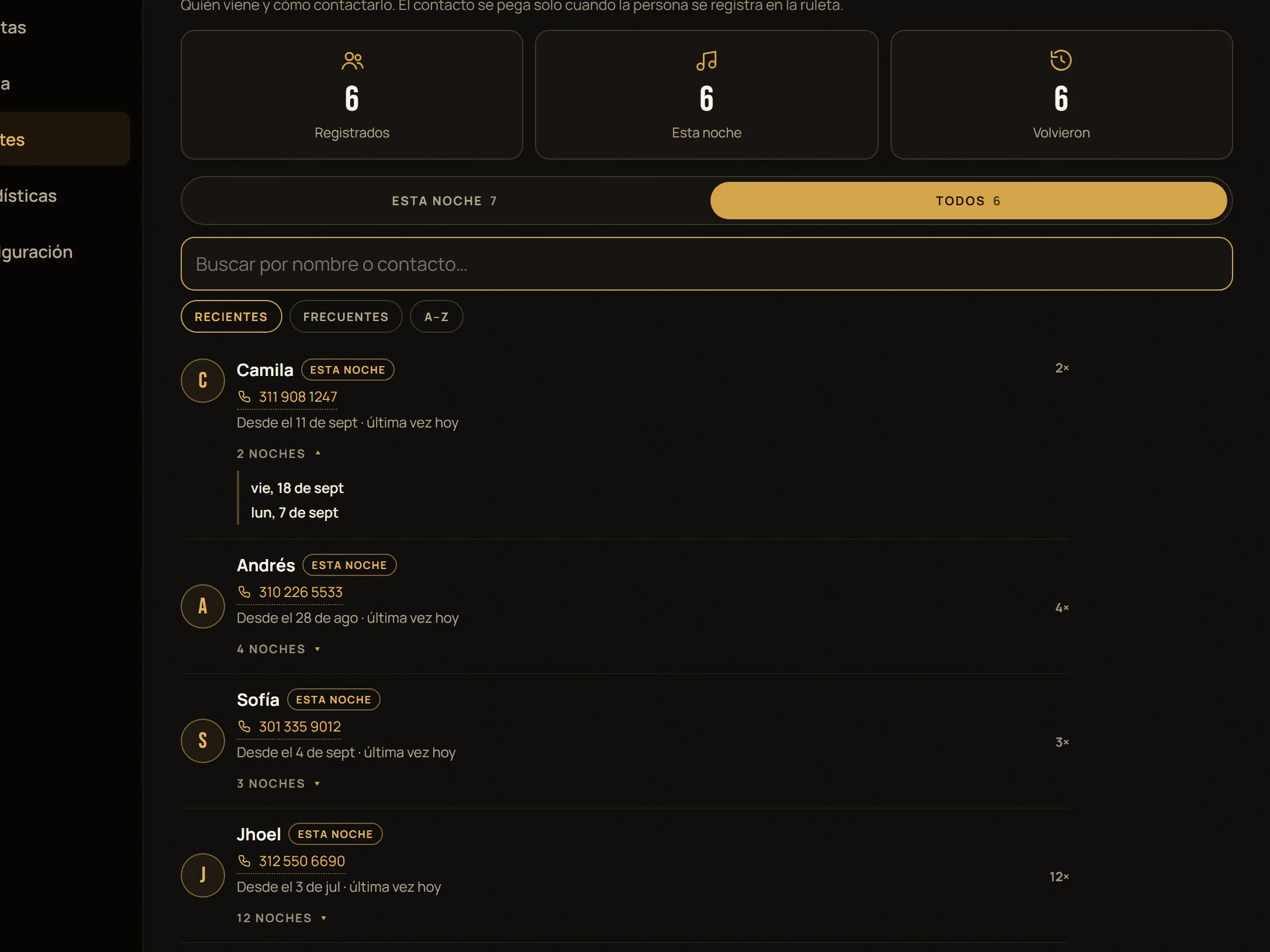 La pantalla de Clientes del panel: nombres, teléfonos, cuántas canciones pidió cada uno y botones para descargar la lista en CSV.